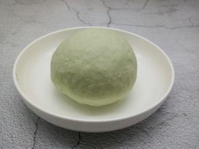 用手给中筋面粉揉成光滑的面团，盖保鲜膜醒发三十分钟