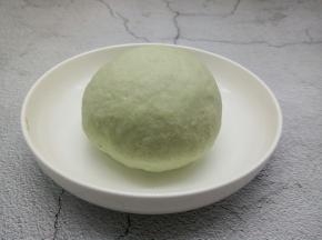 用手给中筋面粉揉成光滑的面团，盖保鲜膜醒发三十分钟