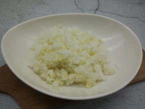 娃娃菜切细末，稍微挤一下水分，加一勺芝麻油拌拌，锁住水分