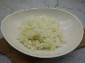 娃娃菜切细末，稍微挤一下水分，加一勺芝麻油拌拌，锁住水分