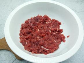 牛肉切片，放搅拌机打成牛肉泥