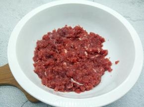 牛肉切片，放搅拌机打成牛肉泥