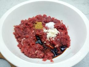 牛肉末加细盐一勺，鸡粉一勺，十三香一勺，生抽2勺，蛋清一个，用筷子顺着一个方向搅上劲，