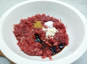 牛肉末加细盐一勺，鸡粉一勺，十三香一勺，生抽2勺，蛋清一个，用筷子顺着一个方向搅上劲，