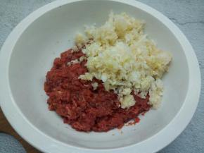 搅好的牛肉末，加上娃娃菜末，