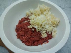 搅好的牛肉末，加上娃娃菜末，