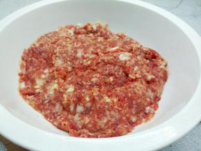 顺着一个方向搅拌在一起，最后可以加一点芝麻油，拌拌，更加香