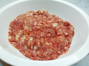 顺着一个方向搅拌在一起，最后可以加一点芝麻油，拌拌，更加香