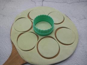 用一个容器，直接印一个个饺子皮，方便，剩余的可以继续擀开，继续印