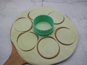 用一个容器，直接印一个个饺子皮，方便，剩余的可以继续擀开，继续印