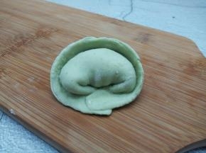 饺子皮两边的角捏一起就可以了。