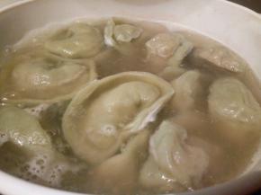 锅里水开，下饺子，中间加2次冷水，等饺子浮起就可以了