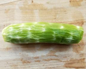 莴苣一棵，去皮去老筋。