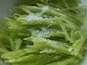 放白糖。