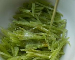 香油，搅拌均匀。