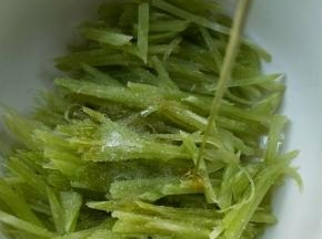 香油，搅拌均匀。