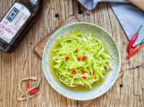 装盘，红椒粒装饰一下。