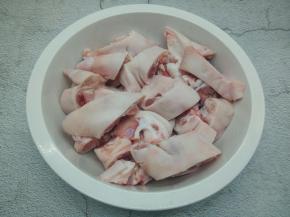买了2斤猪蹄，猪蹄切小块