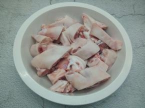 买了2斤猪蹄，猪蹄切小块