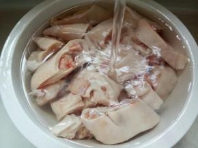 先用流水把猪蹄冲洗一遍