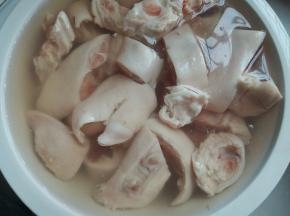 用清水浸泡1小时出血水