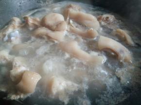 猪蹄冷水下锅，第一次焯水一边