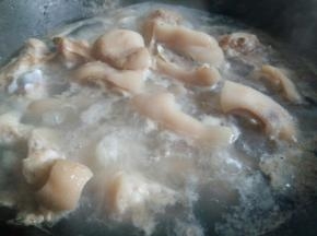 猪蹄冷水下锅，第一次焯水一边