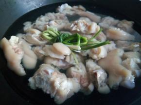 猪蹄冷水下锅，放姜片，葱结，