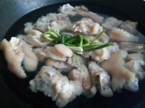 猪蹄冷水下锅，放姜片，葱结，