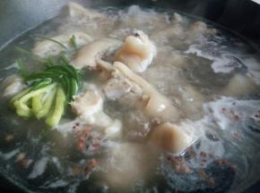 开大火，第二次焯水，焯好洗一下，控水