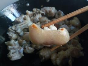 锅里放油，下猪蹄煎（猪皮朝下煎）煎成猪皮微黄就可以，成盘