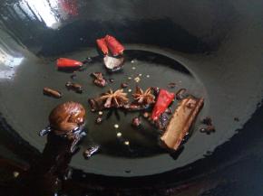 锅里放油，凉油下花椒，大料，桂皮，草果，干辣椒，炒出香味