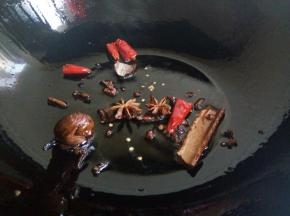 锅里放油，凉油下花椒，大料，桂皮，草果，干辣椒，炒出香味