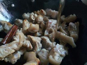 下猪蹄，加料酒少许