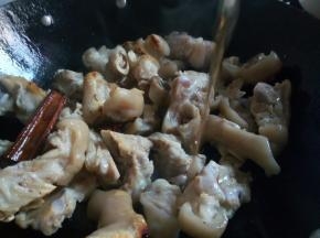下猪蹄，加料酒少许