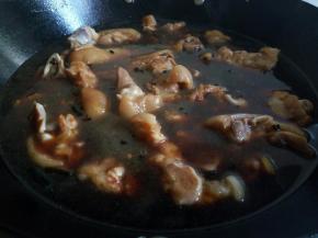 加温水盖过猪蹄，