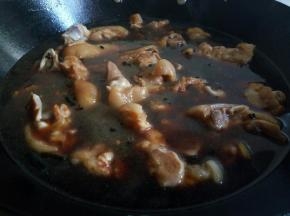 加温水盖过猪蹄，