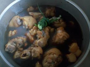 倒入高压锅，开大火，上汽后，中小火炖15分钟