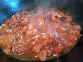 炖好的猪蹄，放炒锅开大火收汁，