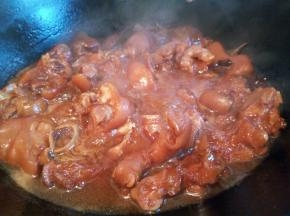 炖好的猪蹄，放炒锅开大火收汁，