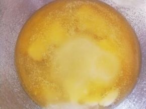 加入白糖，盐和植物油，用蛋抽搅打均匀