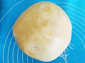 用刮刀翻拌至无干粉状态，揉成团，盖保鲜膜醒发十分钟