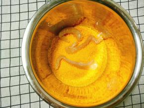 腌制好的鸡胸肉条放入面包糠滚一圈