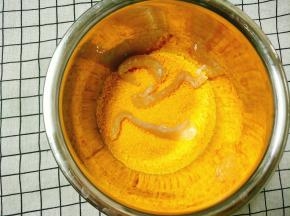 腌制好的鸡胸肉条放入面包糠滚一圈