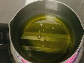 油加热到7分热放入鸡胸肉条，炸至金黄即可。