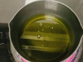 油加热到7分热放入鸡胸肉条，炸至金黄即可。