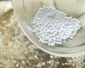 两升水烧开，倒入30克西米。