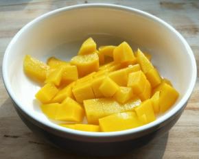 焖的过程切好芒果粒。