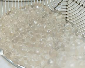 捞出西米用凉水冲洗两三遍，可以看出有小部分还有白色硬芯。