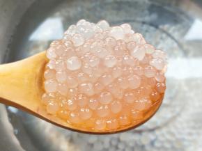 捞出凉水冲洗一下，全部晶莹剔透了。